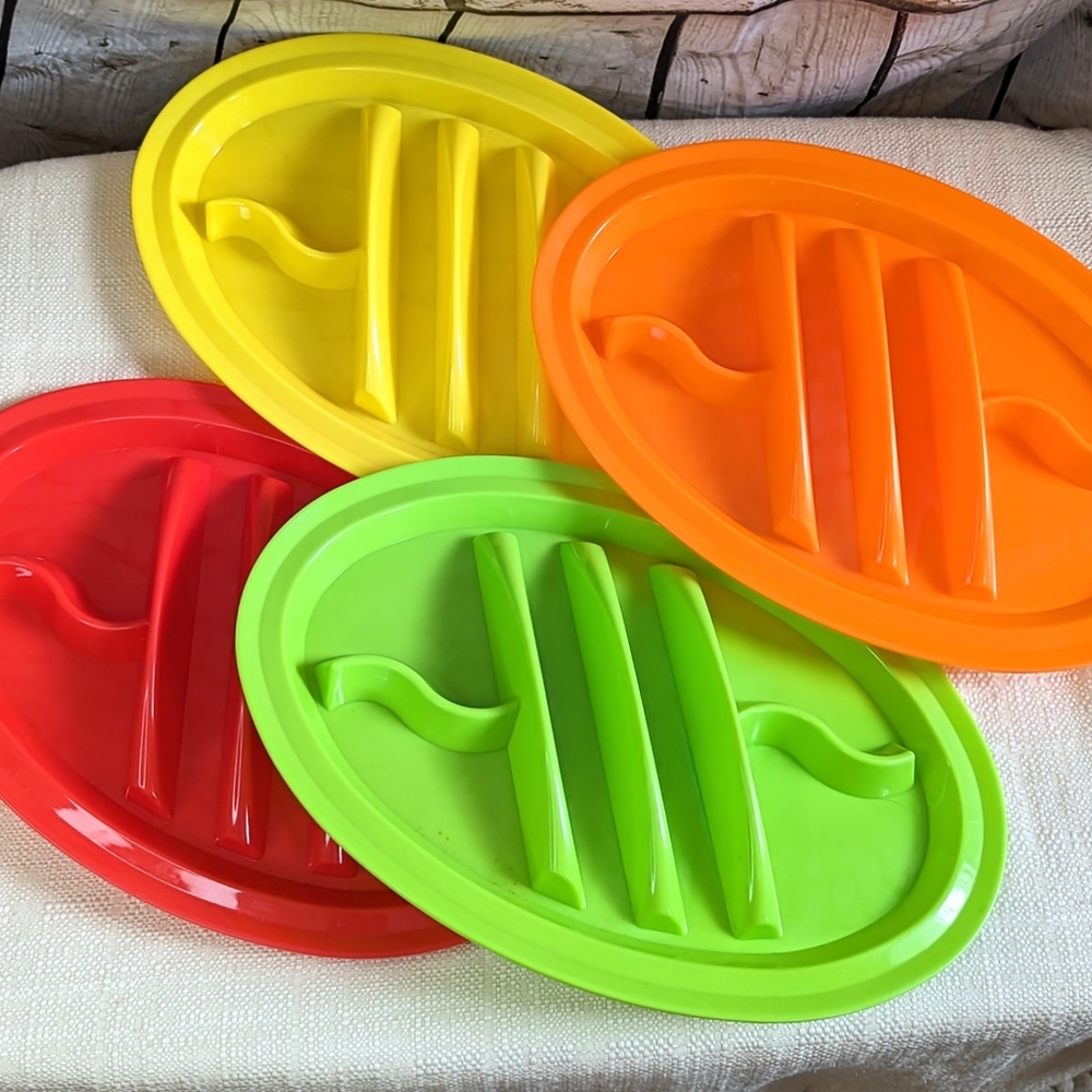 NWOT 4 Hard Taco segmented plates